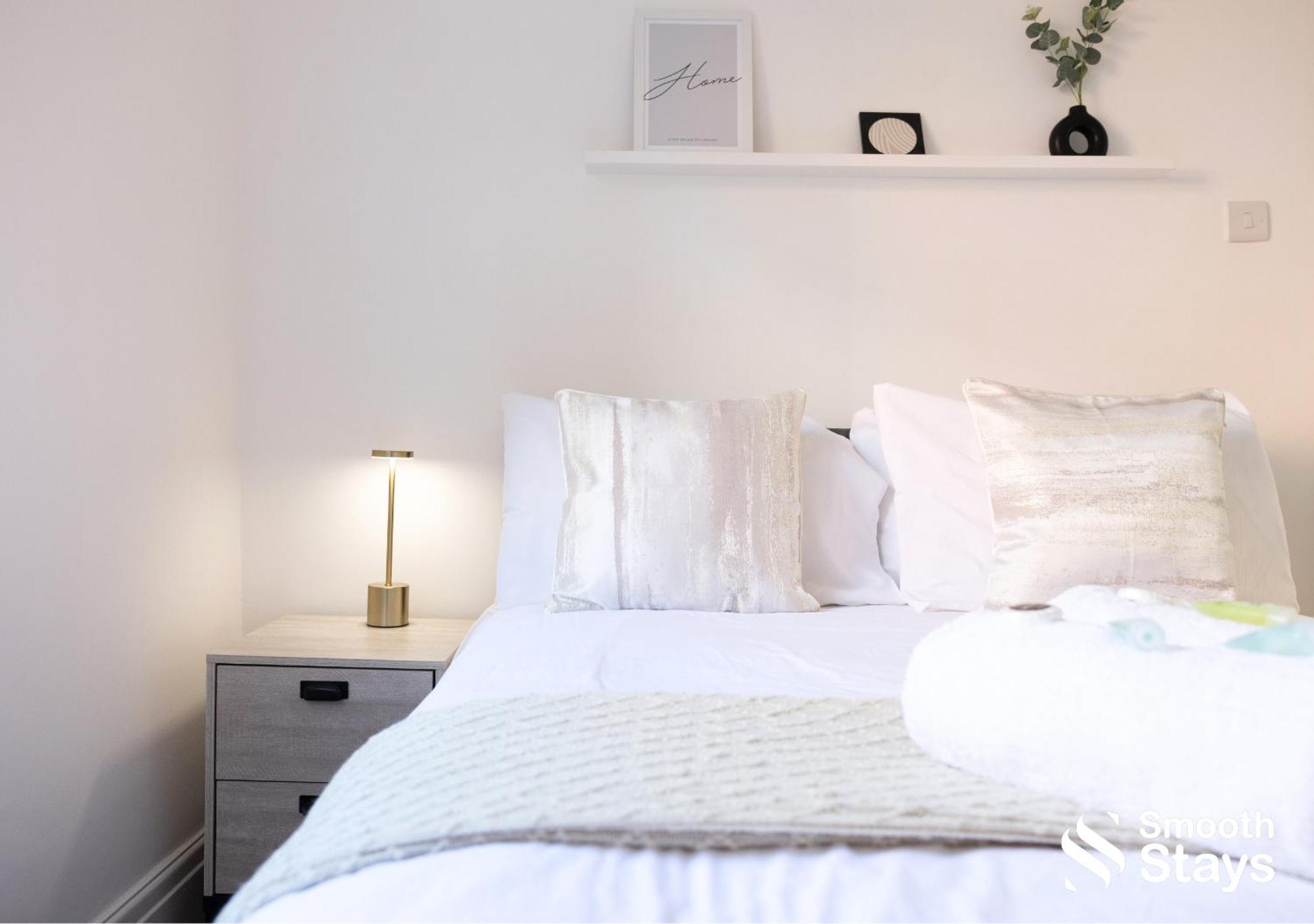 Smooth Stays: Preston Serviced Apartment with Parking Near Station Exterior photo