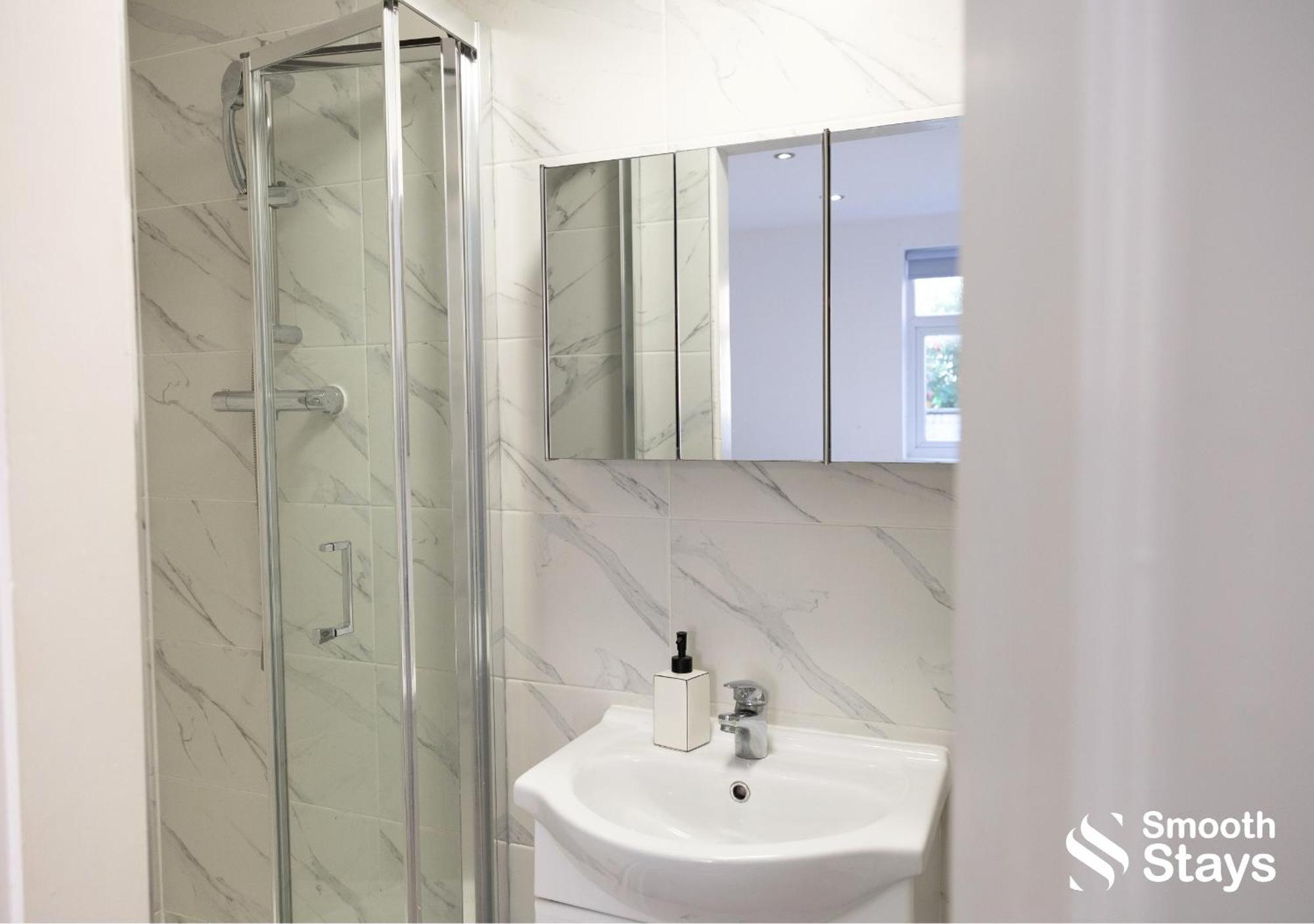 Smooth Stays: Preston Serviced Apartment with Parking Near Station Exterior photo