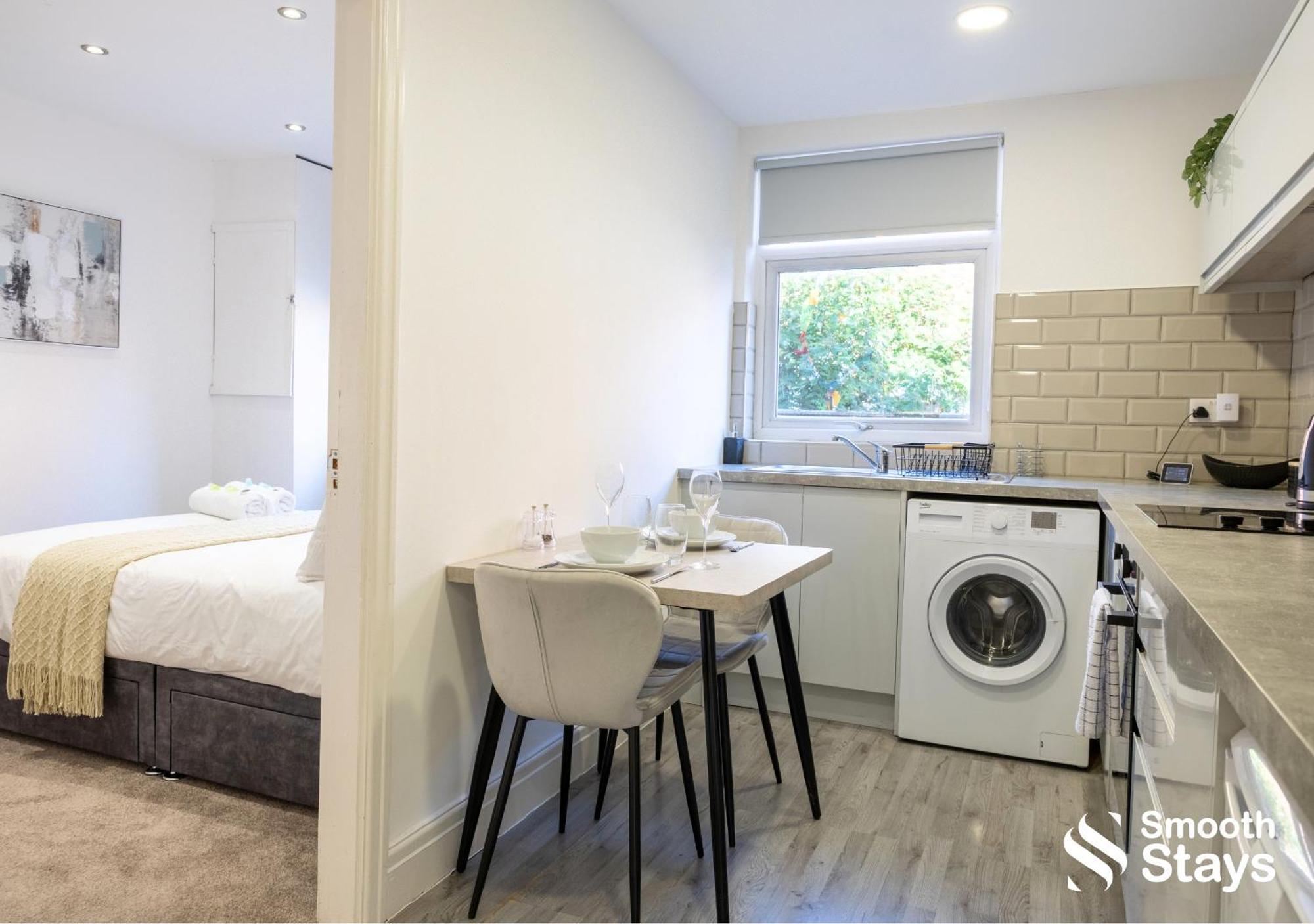 Smooth Stays: Preston Serviced Apartment with Parking Near Station Exterior photo