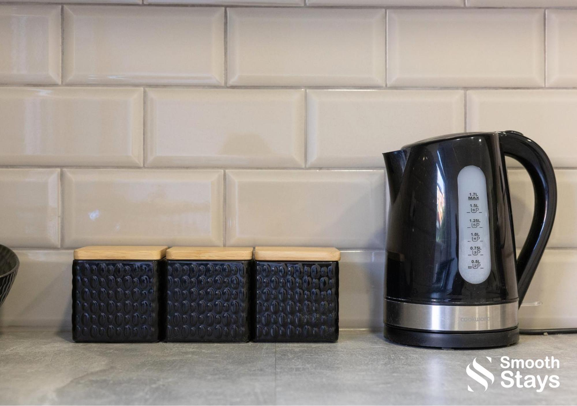 Smooth Stays: Preston Serviced Apartment with Parking Near Station Exterior photo